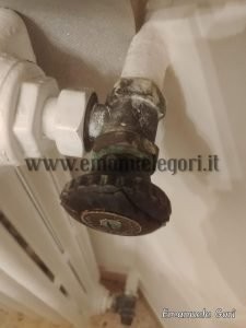 vecchia valvola termosifone